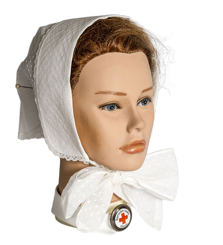 Die Haube war von Beginn an Teil der Dienstkleidung von Rotkreuzschwestern. Hier ein Exemplar von 1872 aus dem Rotkreuzmuseum Nürnberg