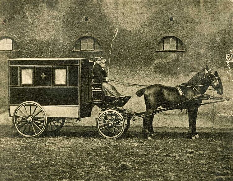 Sanitätskutsche, gezogen von zwei Pferden (DRK) Sanitätskutsche, gezogen von zwei Pferden (DRK)